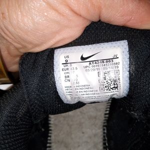 Nike Size 9 Non slip shoes